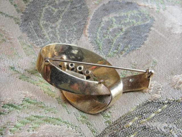 40s RETRO 14 KT Gold Figural Brooch Textured Ribbon With Blue SAPPHIRES Pin Broach Fine Estate Jewelry