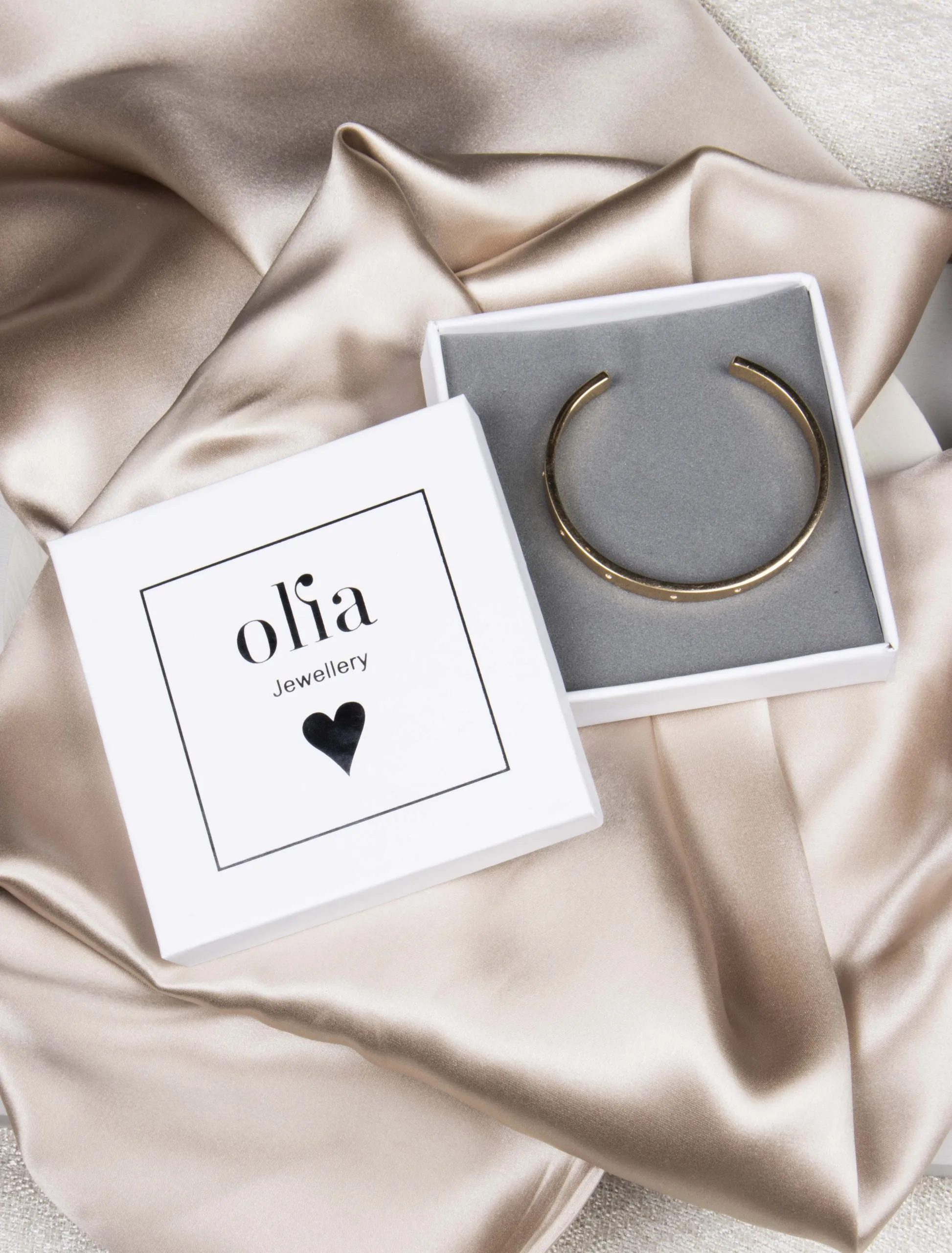 Olia Annabel Bangle